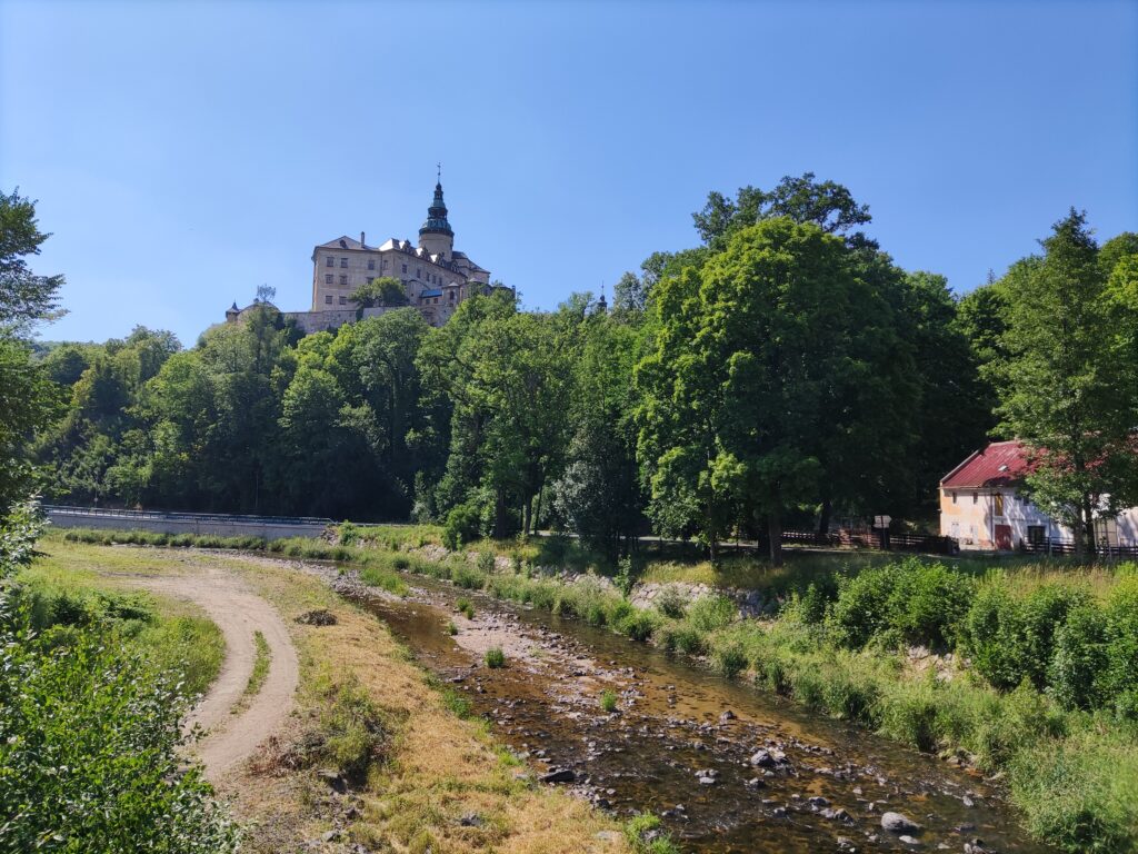 Blick zum Schloss in Frydlant, welches auf einem Felsen über dem Fluss Smeda liegt.