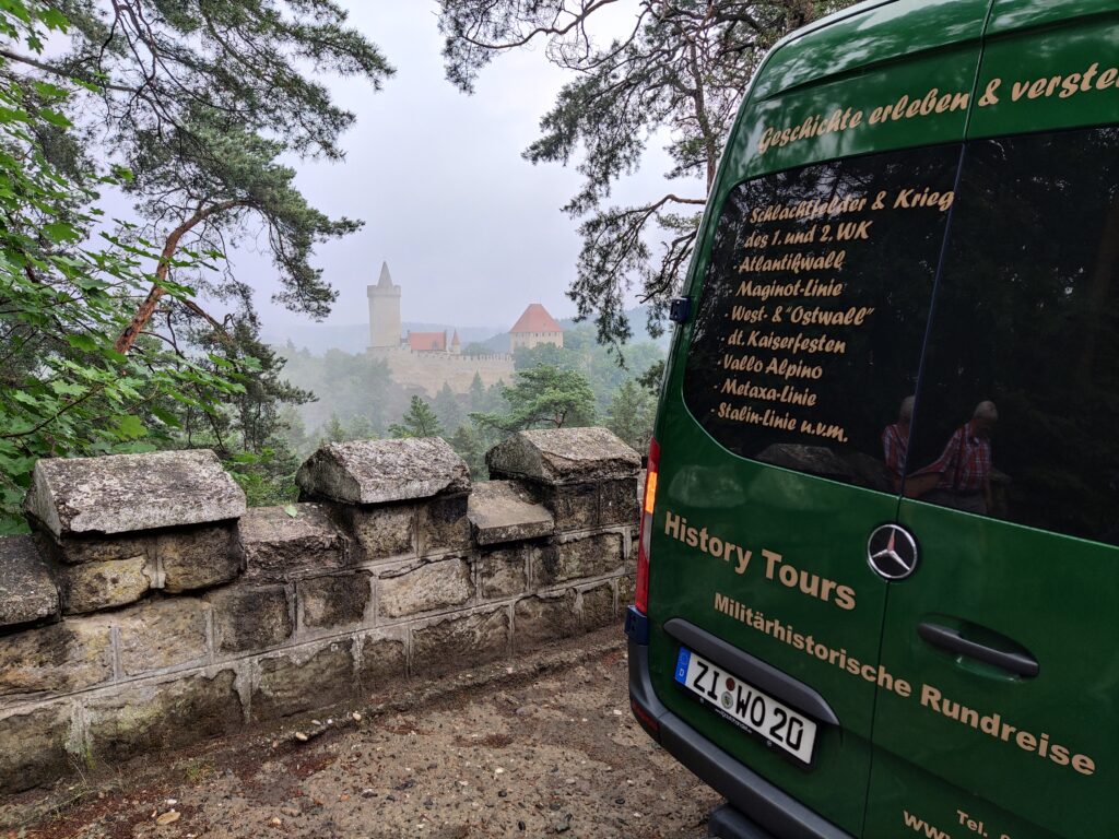 Der Wild Ost Bus vor der Burg Kokorin in Tschechien.
