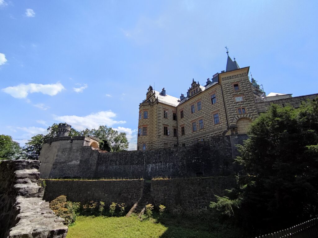 Ein schoener Blick auf die Burg von Friedland (Frydlant).