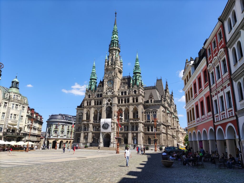 Blick auf das schoene Rathaus von Liberec in Nordboehmen.